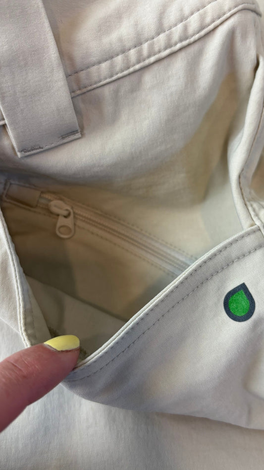Pantalon beige crème parfait pour voyager Chlorophylle, taille 12. Vue de la poche dissimulée dans une poche.