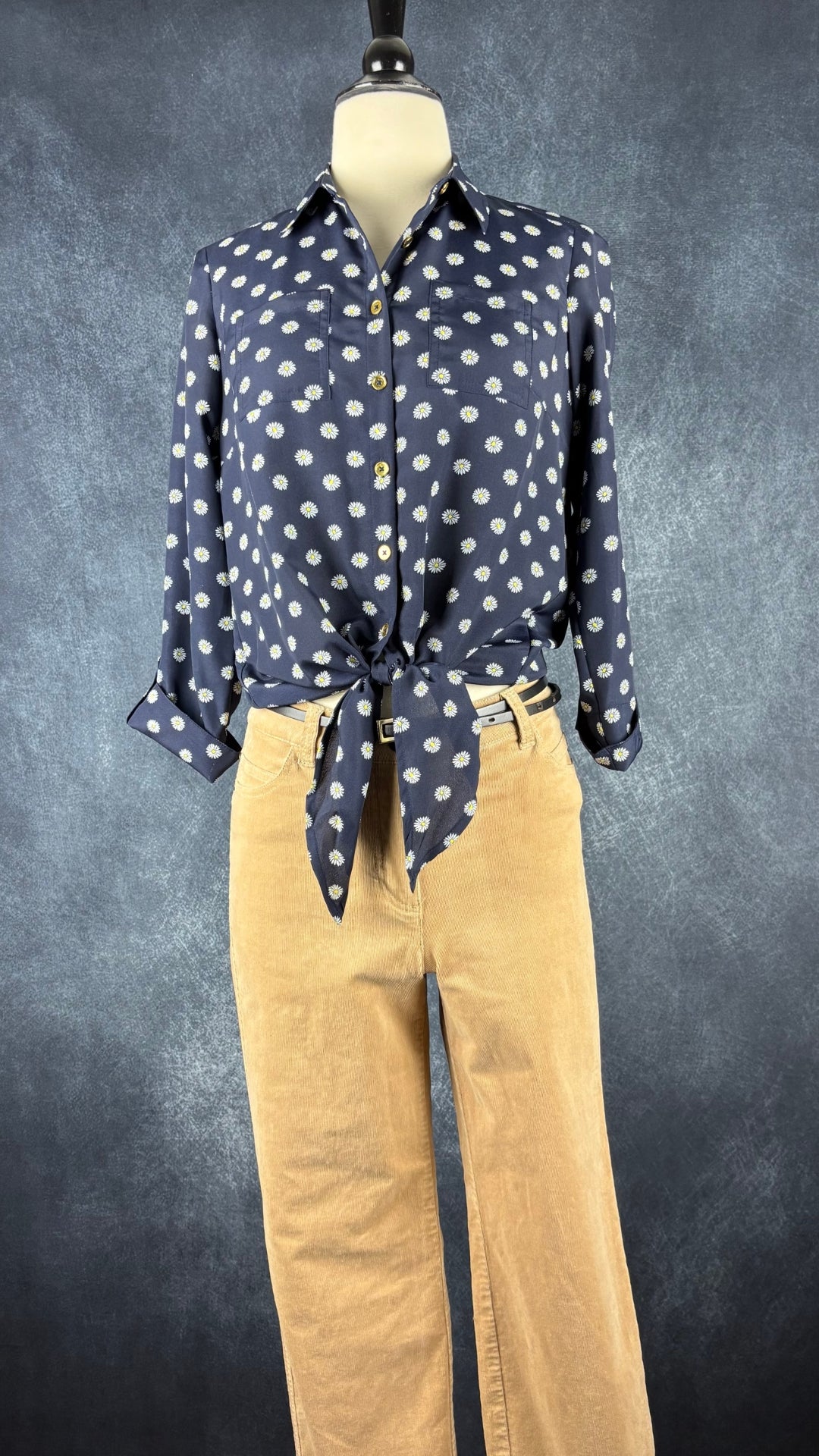 Pantalon beige tan en fin velours côtelé Olsen (modèle Lisa), taille 4 (xs/s). Vue de l'agencement avec le chemisier marine à motifs de marguerites.