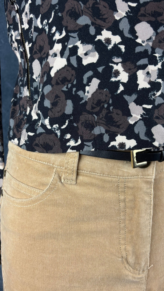 Pantalon beige tan en fin velours côtelé Olsen (modèle Lisa), taille 4 (xs/s). Vue de près du mélange des tissus entre le pantalon et la veste style perfecto Talula.