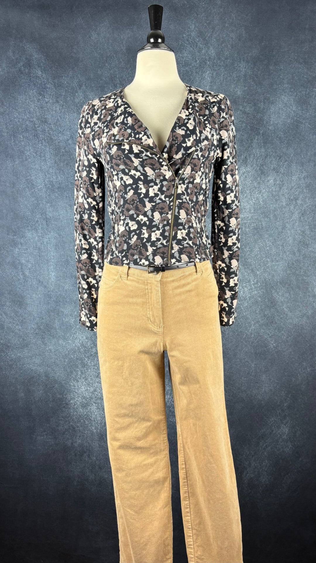 Pantalon beige tan en fin velours côtelé Olsen (modèle Lisa), taille 4 (xs/s). Vue de l'agencement avec la veste style perfecto Talula.