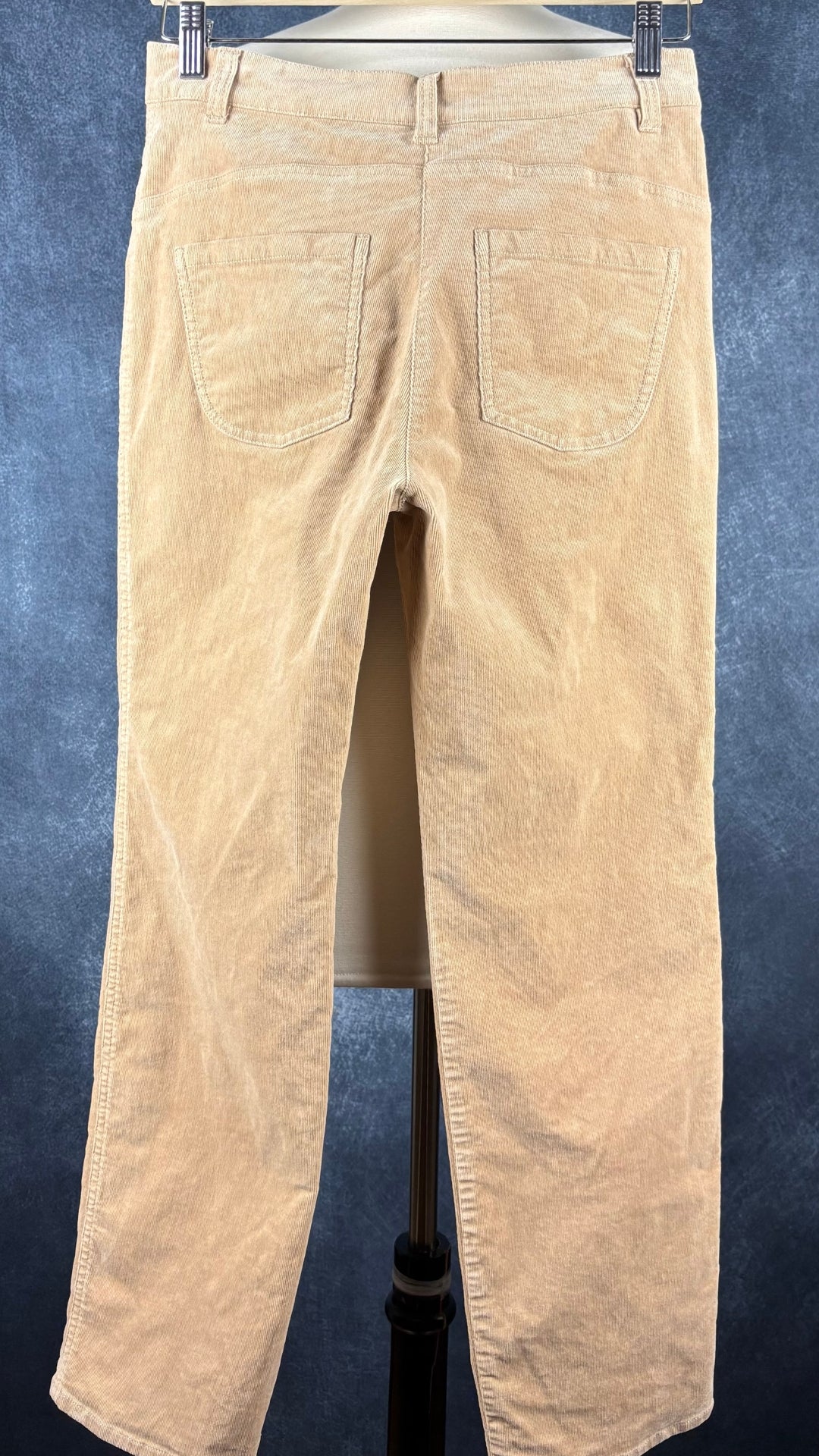 Pantalon beige tan en fin velours côtelé Olsen (modèle Lisa), taille 4 (xs/s). Vue de dos, sur cintre.