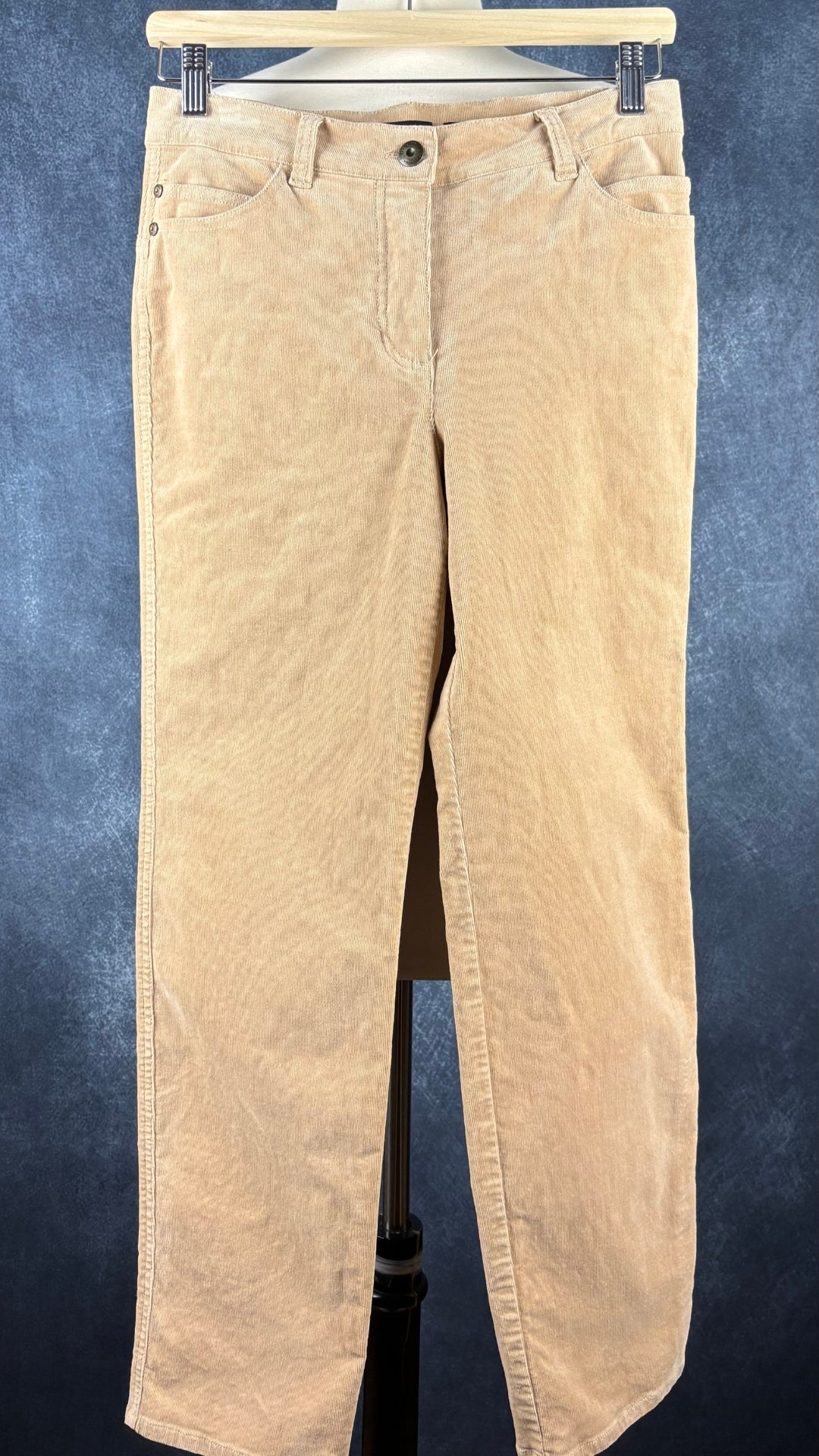 Pantalon beige tan en fin velours côtelé Olsen (modèle Lisa), taille 4 (xs/s). Vue de face, sur cintre.