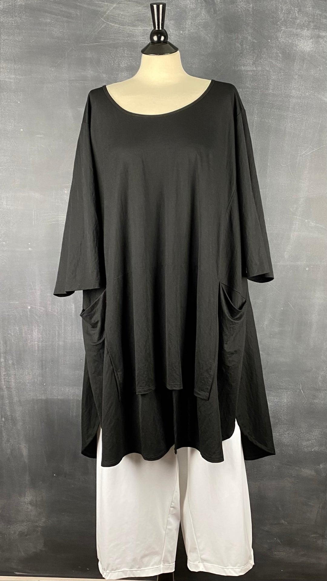 Pantalon blanc à jambe large G!ozé, taille 5xl. Vue de l'agencement avec la tunique noire de même marque.