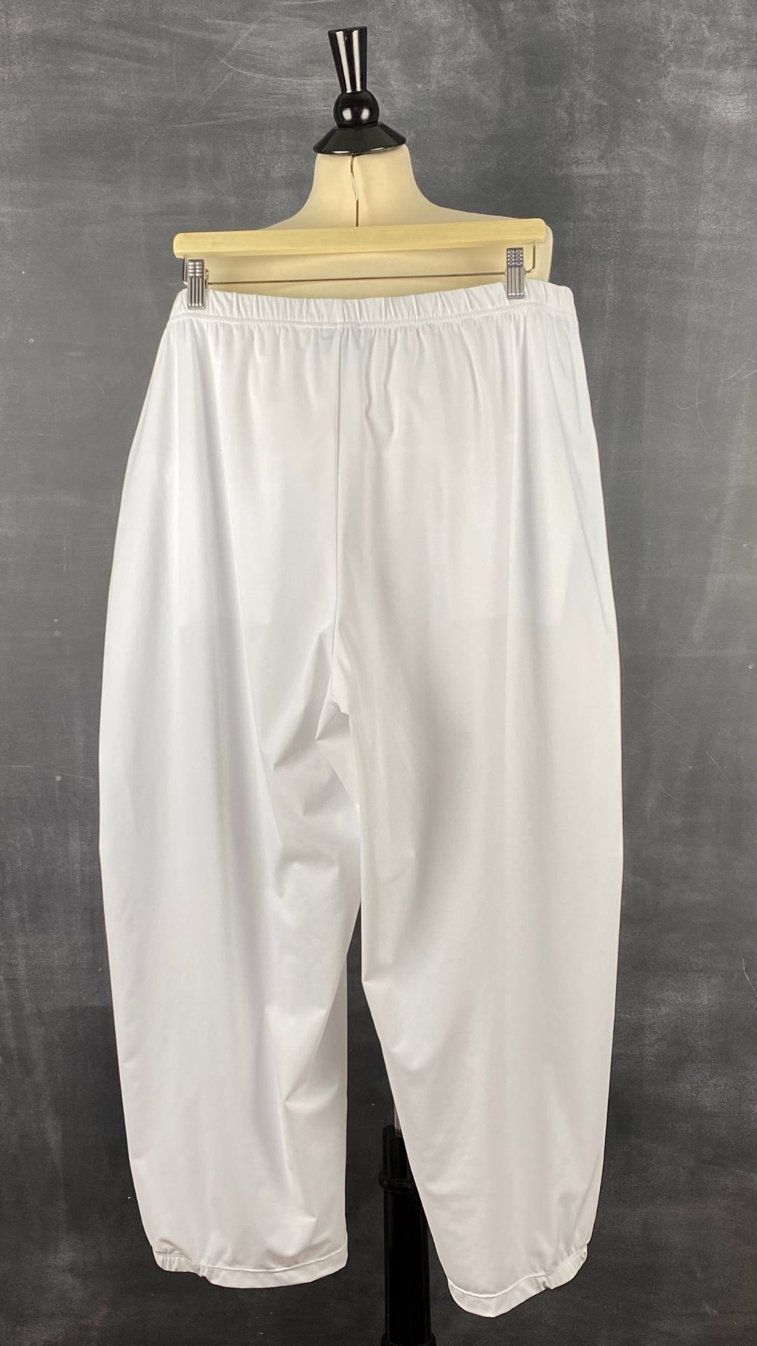 Pantalon blanc à jambe large G!ozé, taille 5xl. Vue de dos.