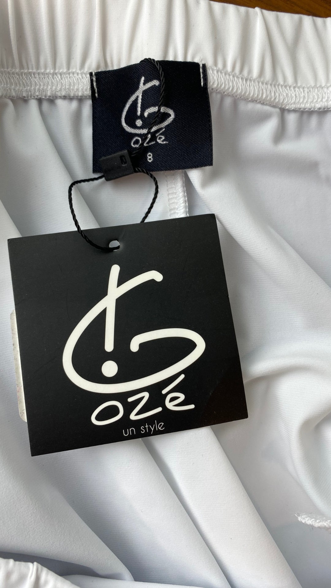 Pantalon blanc à jambe large G!ozé, taille 5xl. Vue de l'étiquette de marque.