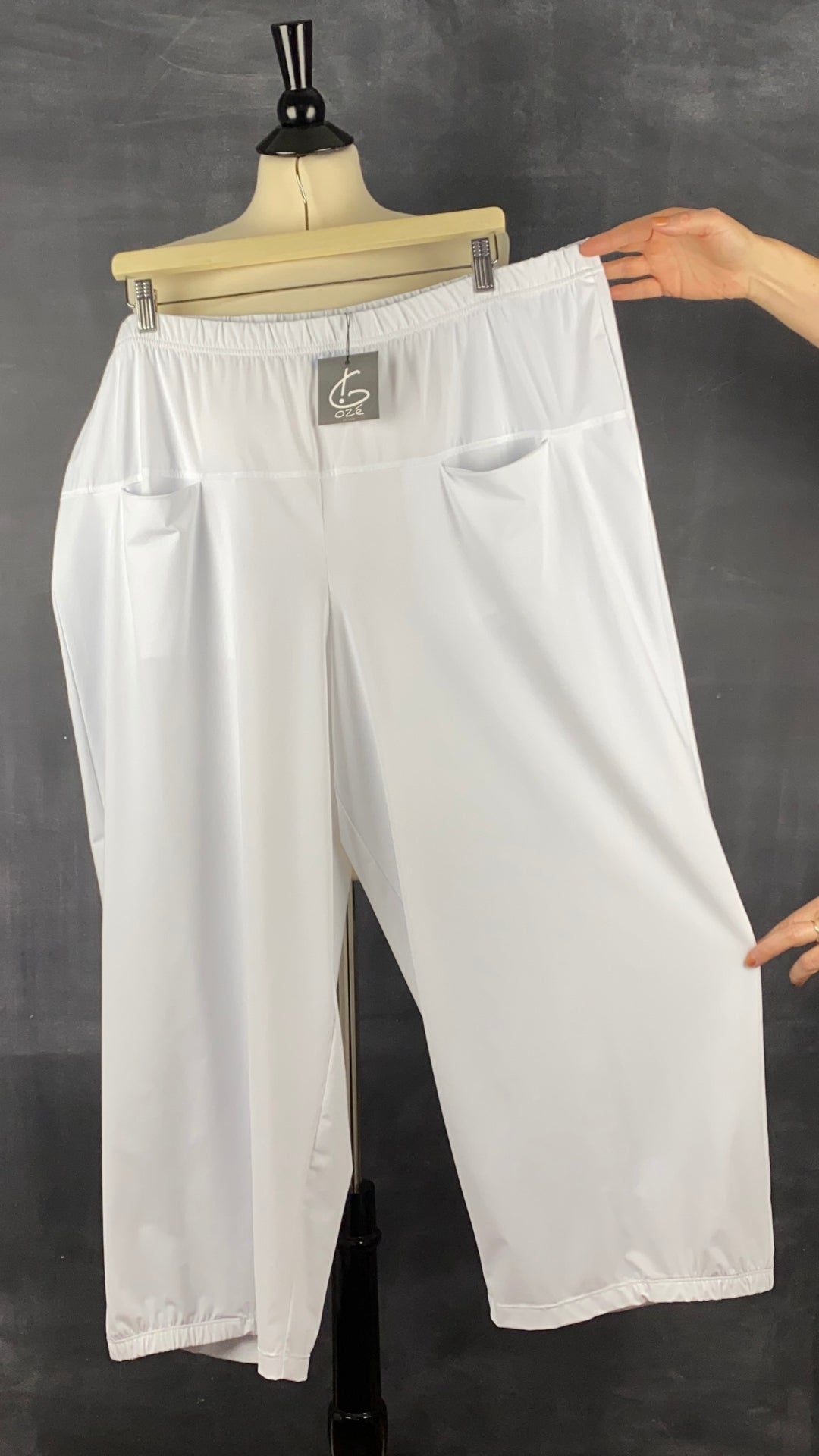 Pantalon blanc à jambe large G!ozé, taille 5xl. Vue de face, jambe étirée.