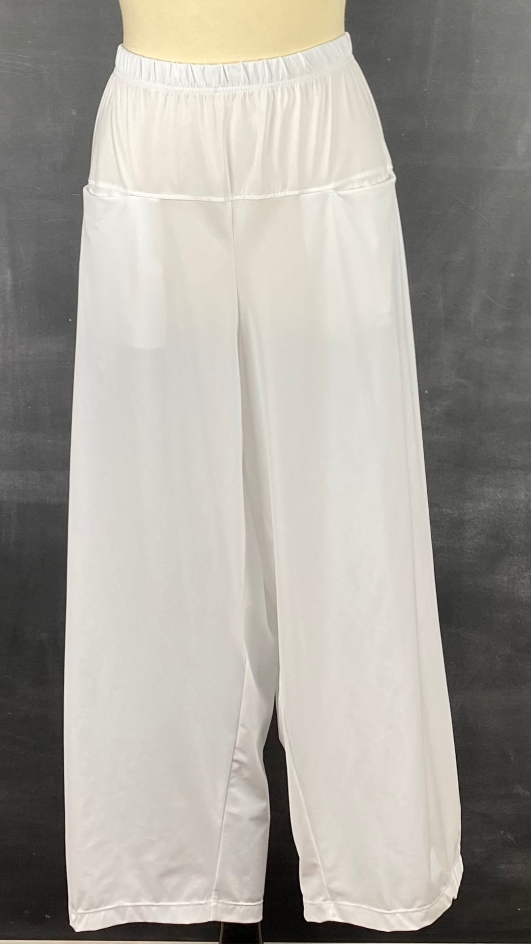 Pantalon blanc à jambe large G!ozé, taille 5xl. Vue de face, sur mannequin.