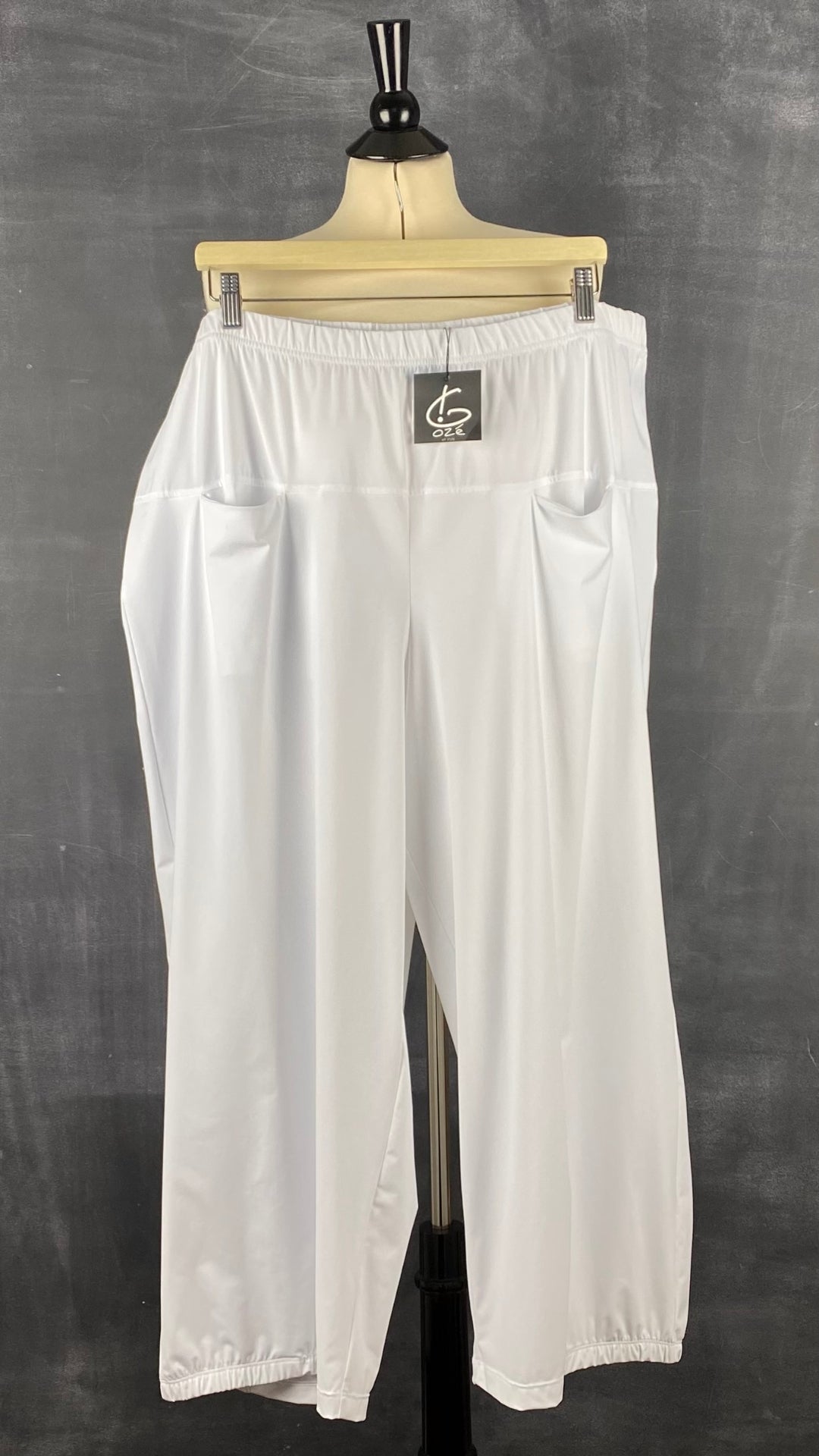 Pantalon blanc à jambe large G!ozé, taille 5xl. Vue de face.