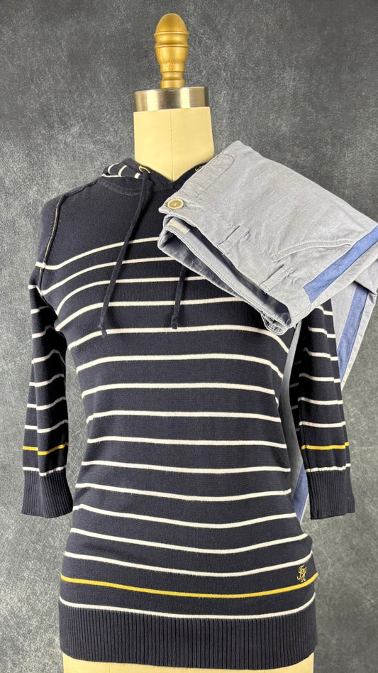 Pantalon bleu doux liséré bleu moyen sur le côté des jambes Brax, taille 27. Vue de l'agencement avec le fin tricot à rayures et capuchon Tommy Hilfiger.