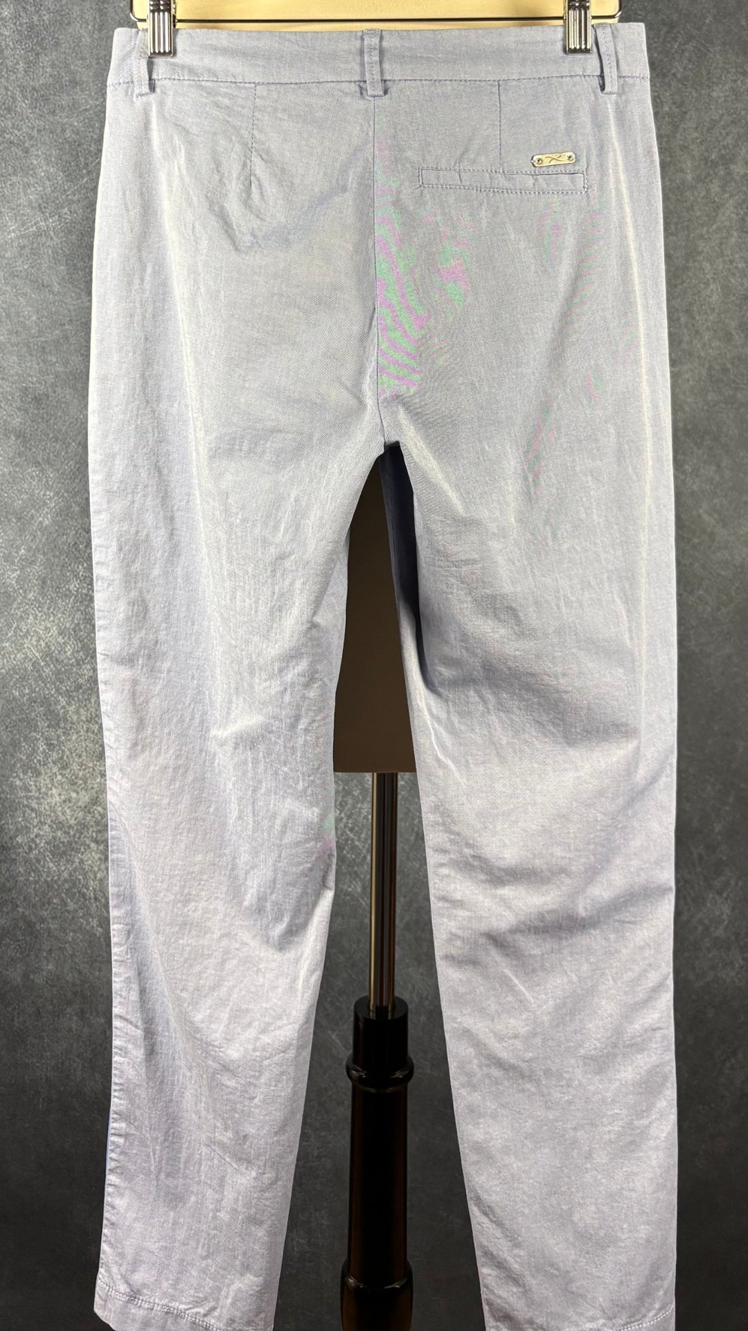 Pantalon bleu doux liséré bleu moyen sur le côté des jambes Brax, taille 27. Vue de dos.