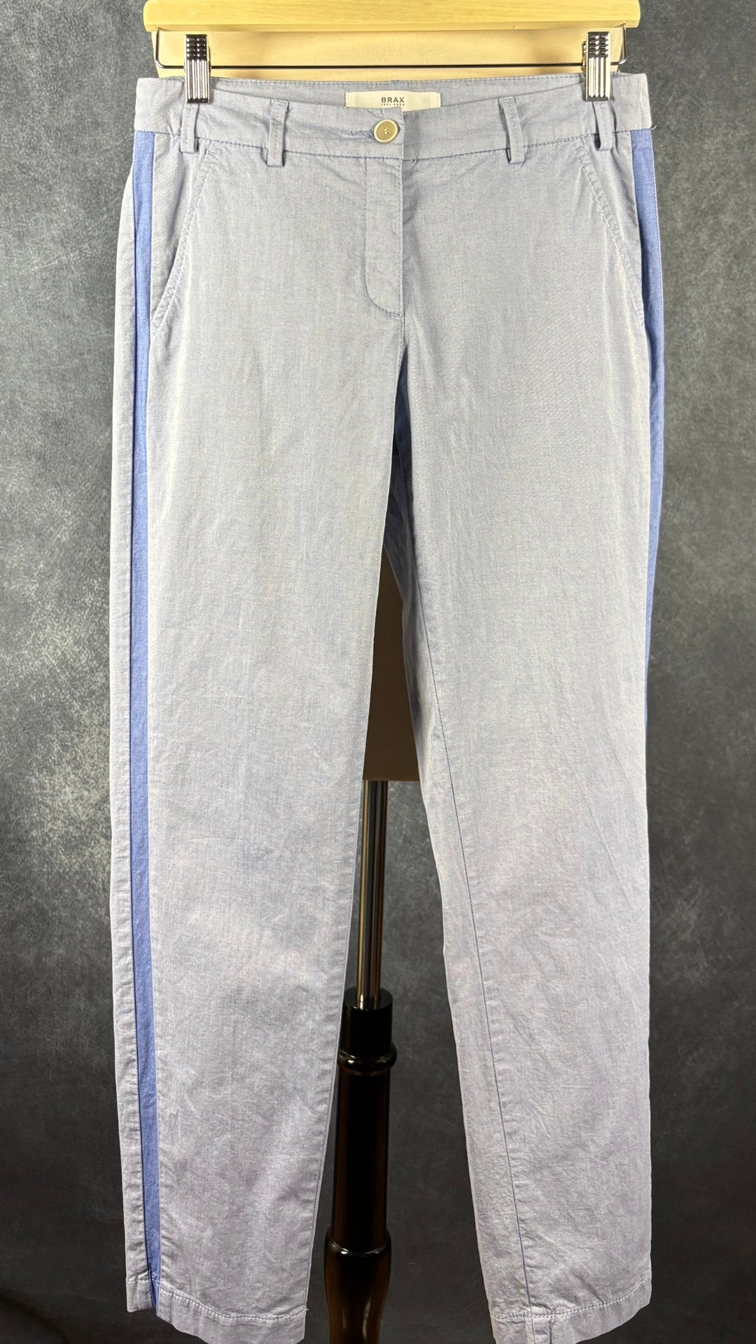 Pantalon bleu doux liséré bleu moyen sur le côté des jambes Brax, taille 27. Vue de face.