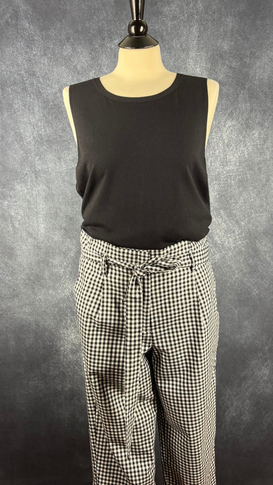 Pantalon à carreaux vichy Tristan taille 8. Vue de l'agencement avec la camisole noire Lafayette 148 NY.
