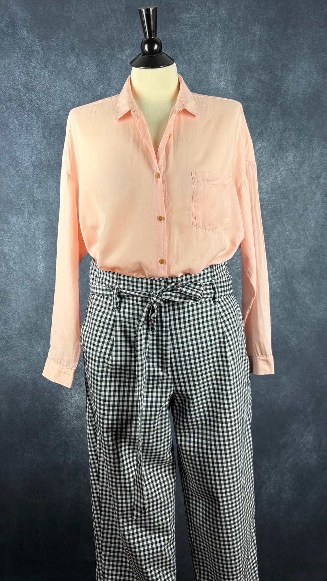 Pantalon à carreaux vichy Tristan taille 8. Vue de l'agencement avec le chemisier rose doux Des petits hauts.