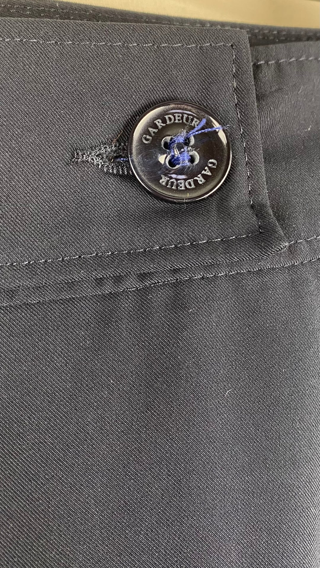 Pantalon chic à jambe large Atelier Gardeur, taille 8. Vue du bouton.