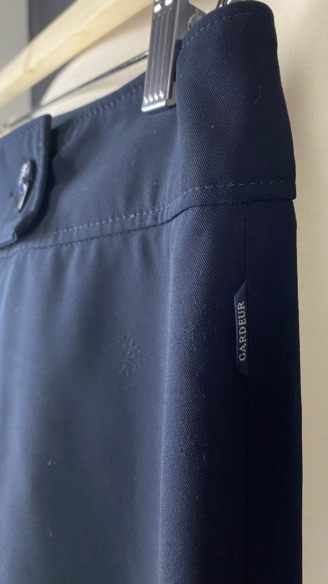 Pantalon chic à jambe large Atelier Gardeur, taille 8. Vue de côté.