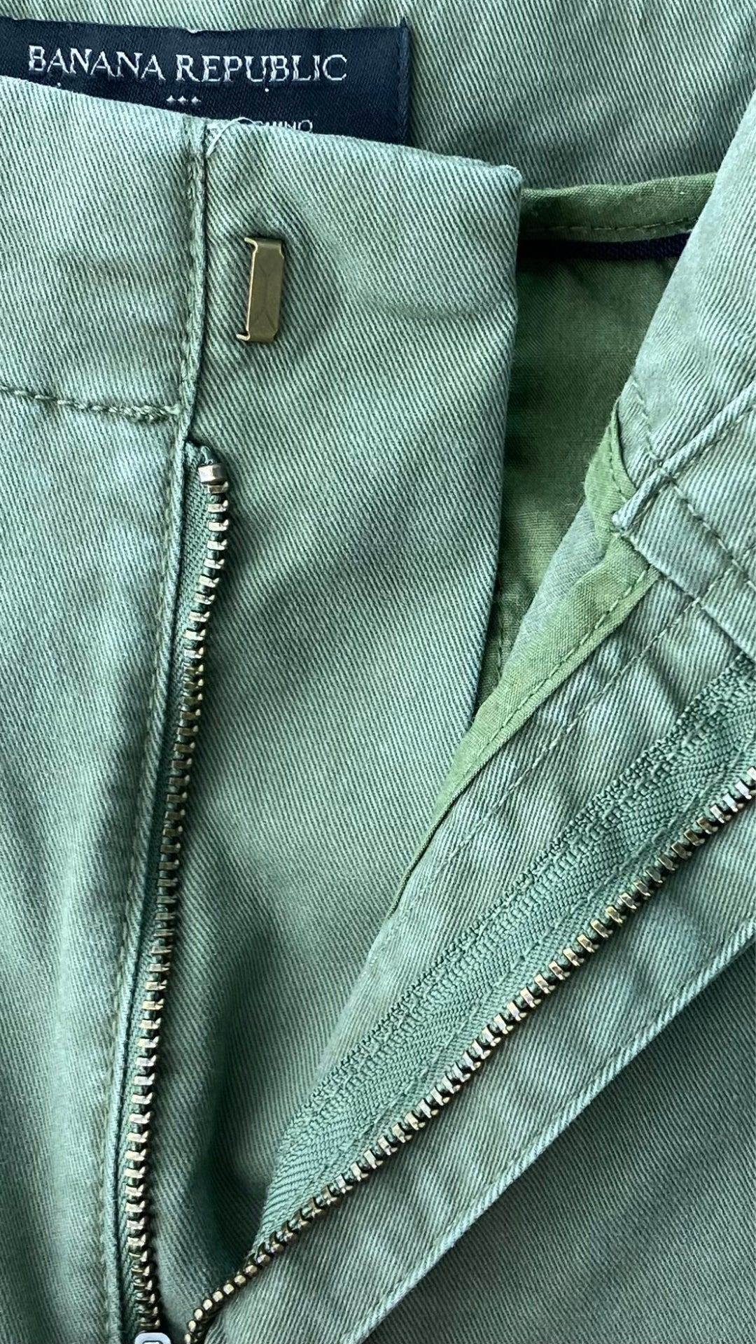 Pantalon seconde main chino kaki coupe étroite Banana Republic, taille 10. Vue de la braguette.