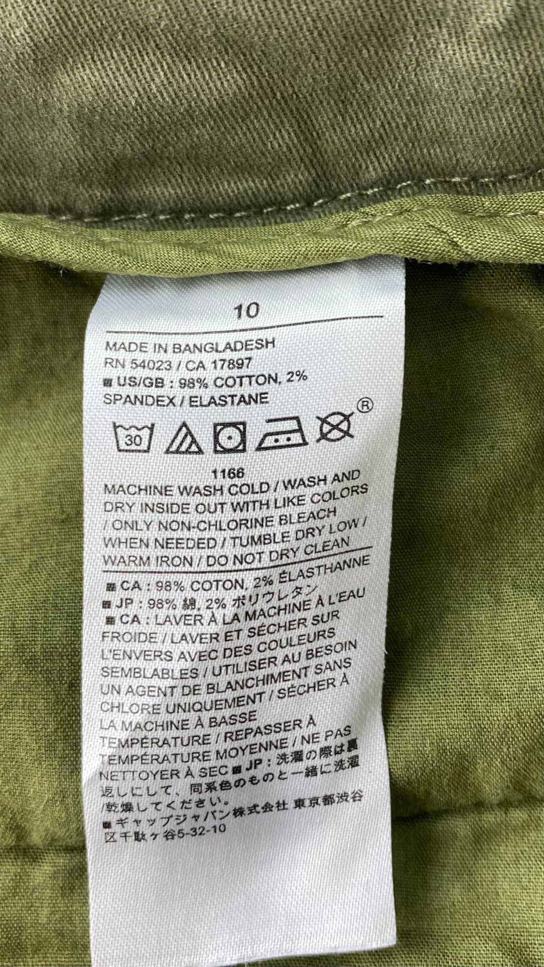 Pantalon seconde main chino kaki coupe étroite Banana Republic, taille 10. Vue de l'étiquette de composition et entretien.