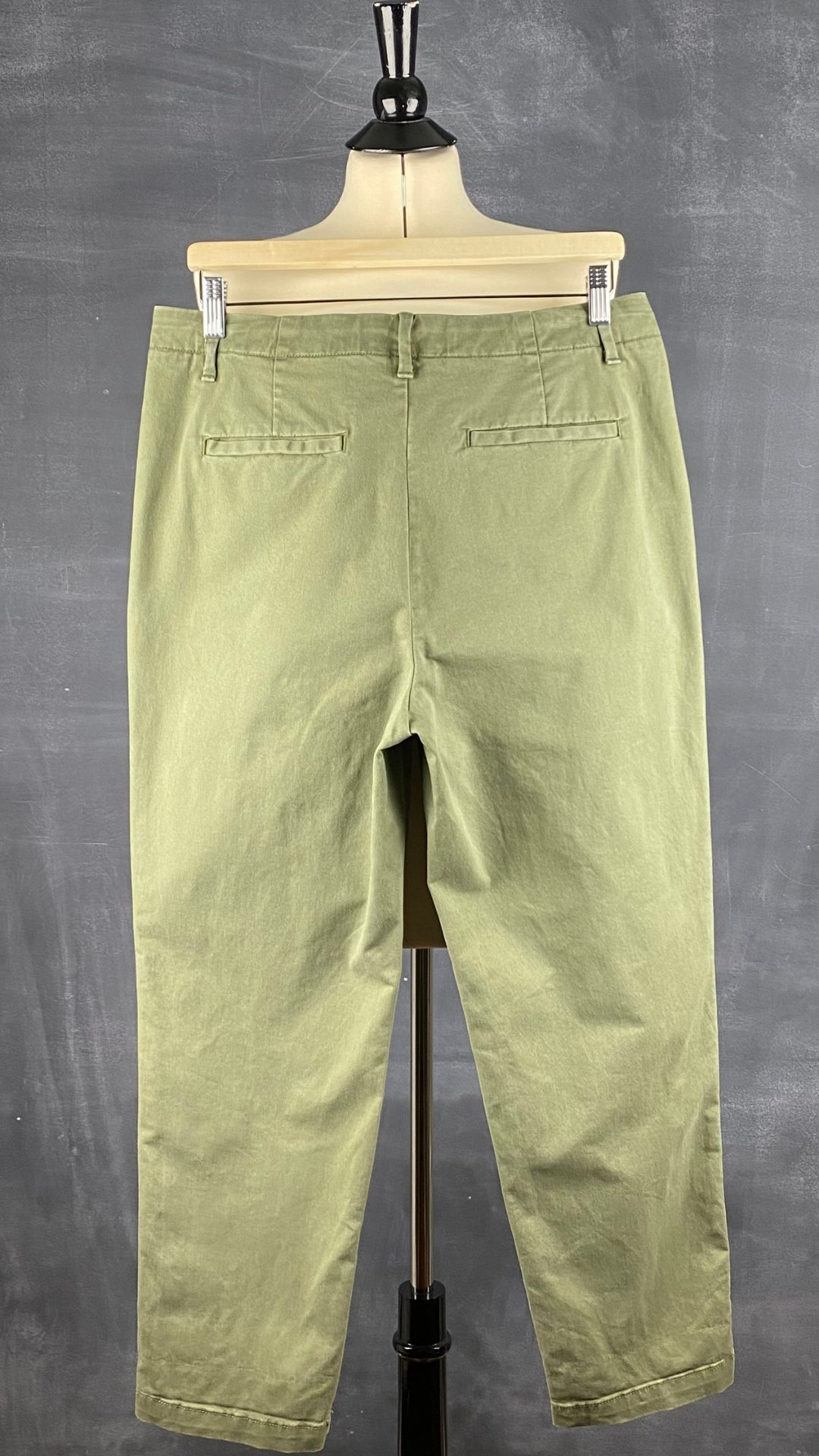 Pantalon seconde main chino kaki coupe étroite Banana Republic, taille 10. Vue de dos.