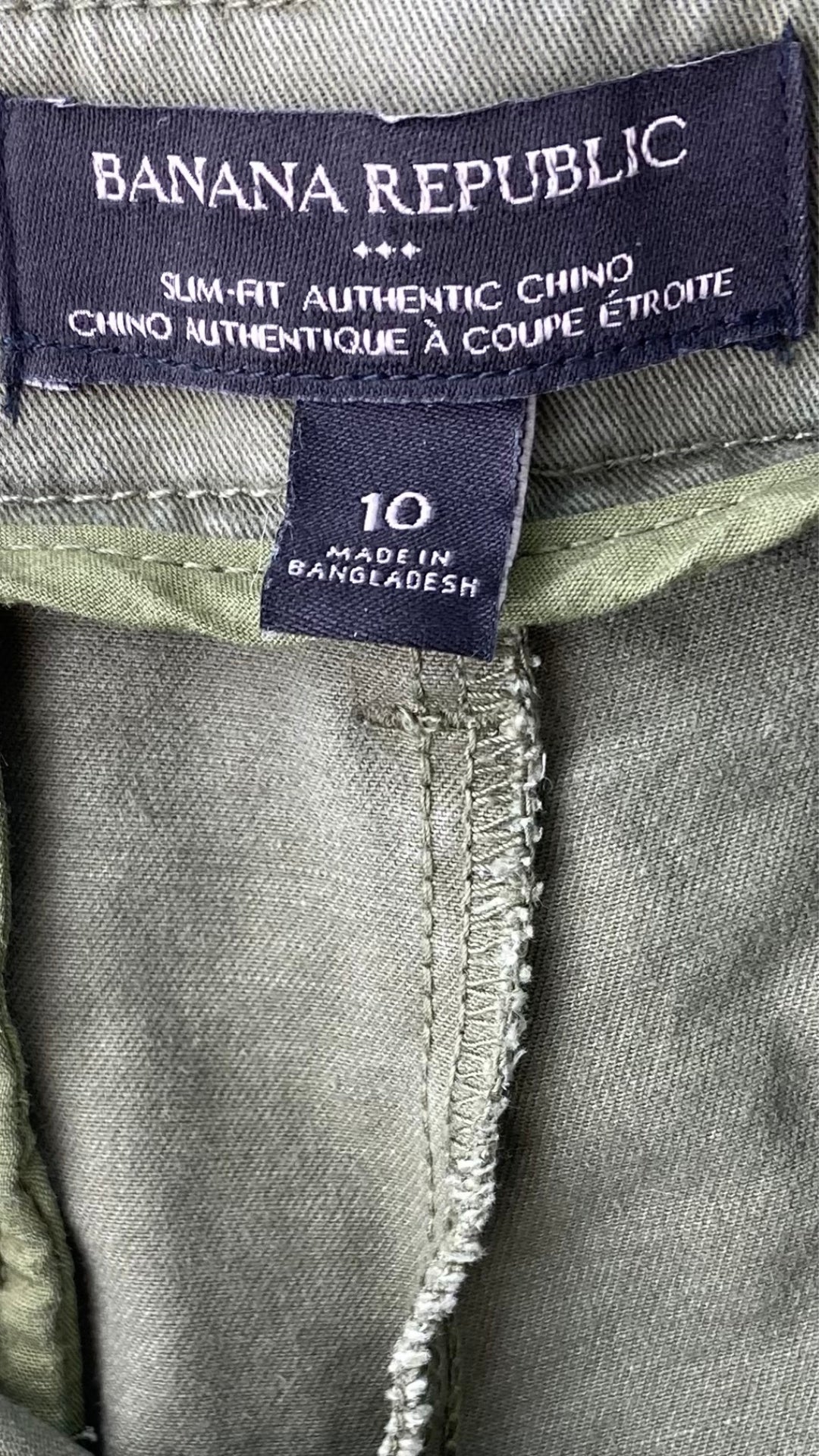 Pantalon seconde main chino kaki coupe étroite Banana Republic, taille 10. Vue de l'étiquette de marque et taille.