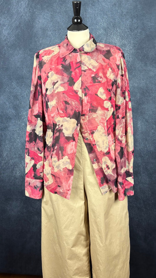 Pantalon confortable beige en coton extensible à taille élastique Oui, taille 16. Vue de l'agencement avec le chemisier vaporeux floral.