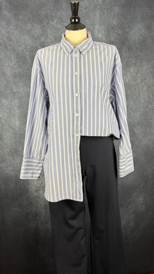 Pantalon droit confortable marine Part Two, taille 42. Vue de l'agencement avec le chemisier à rayures Banana Republic.