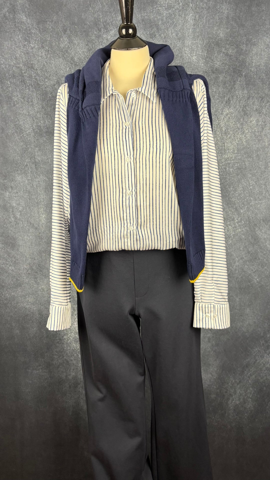 Pantalon droit confortable marine Part Two, taille 42. Vue de l'agencement avec le chemisier blanc à rayures bleues Tristan et le chandail en tricot marine Joules.