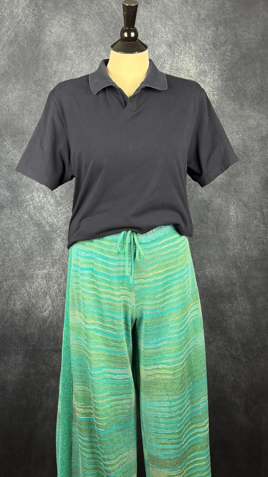 Pantalon confortable en tricot scintillant Maria Bellentani, taille xl (fait plus large). Vue de l'agencement avec le polo marine Filippa K.