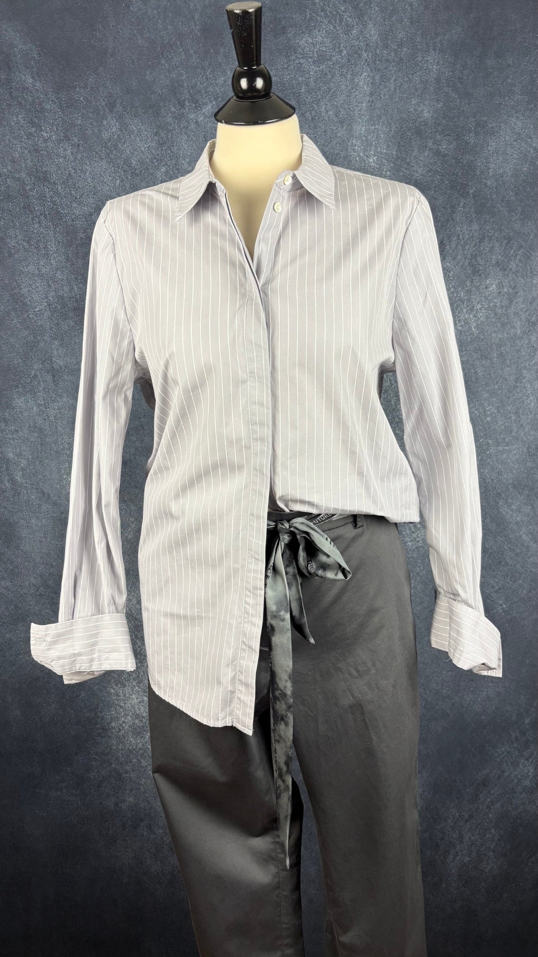 Pantalon en coton gris charcoal avec ceinture foulard Cambio, taille 12. Vue de l'agencement avec le chemisier gris à rayures Contemporaine.