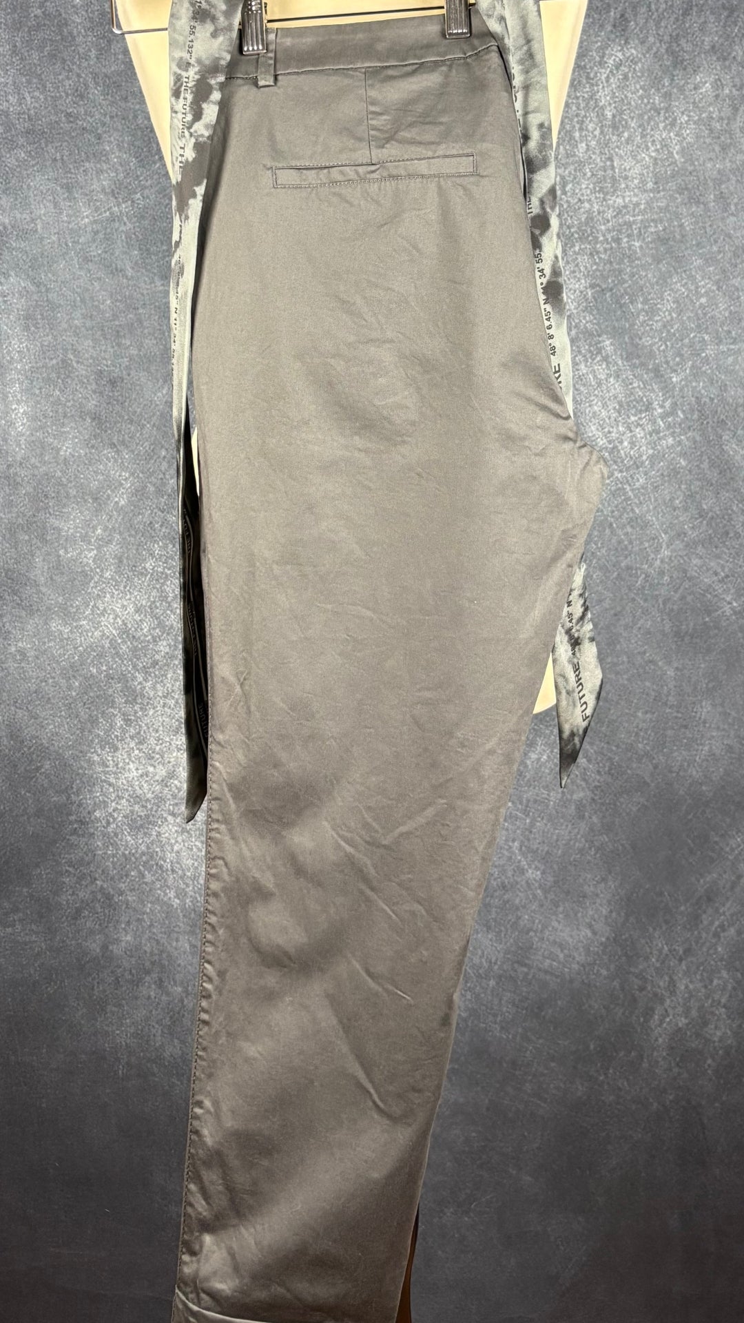 Pantalon en coton gris charcoal avec ceinture foulard Cambio, taille 12. Vue du pantalon plié en deux sur un cintre.