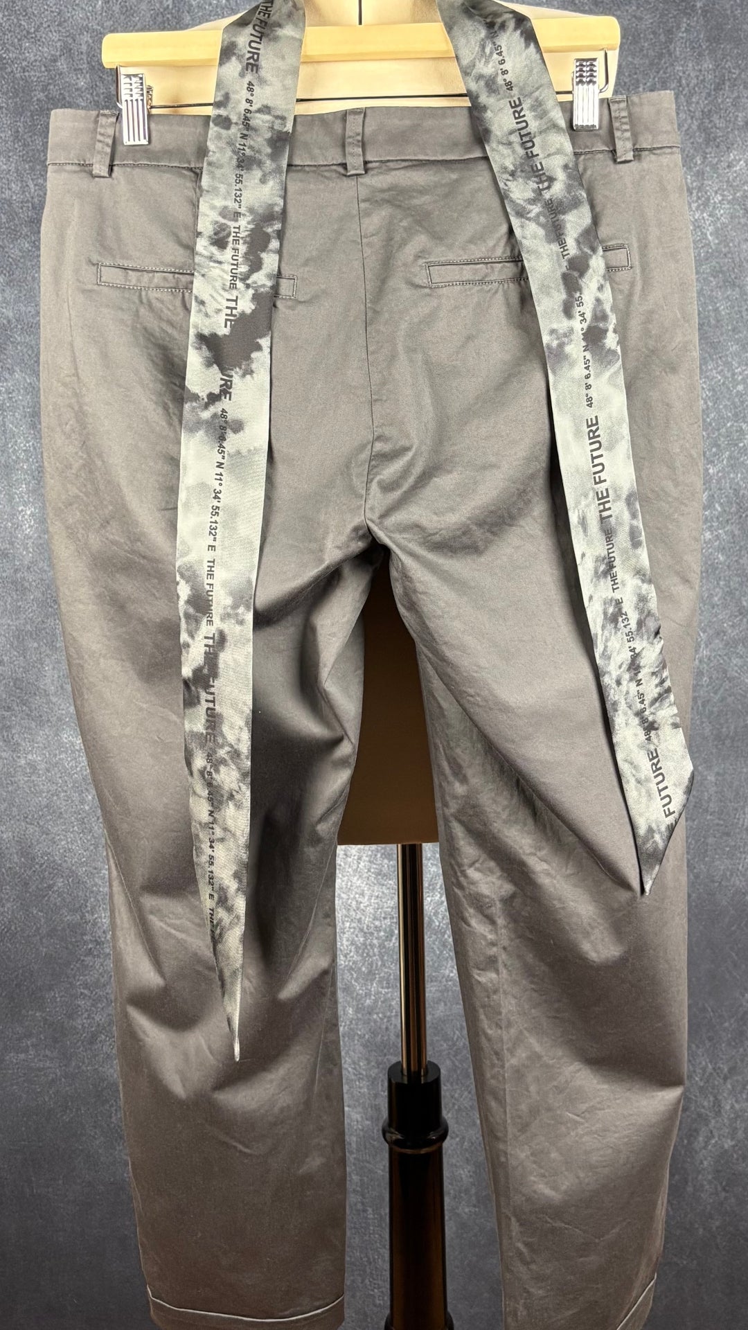 Pantalon en coton gris charcoal avec ceinture foulard Cambio, taille 12. Vue de dos.