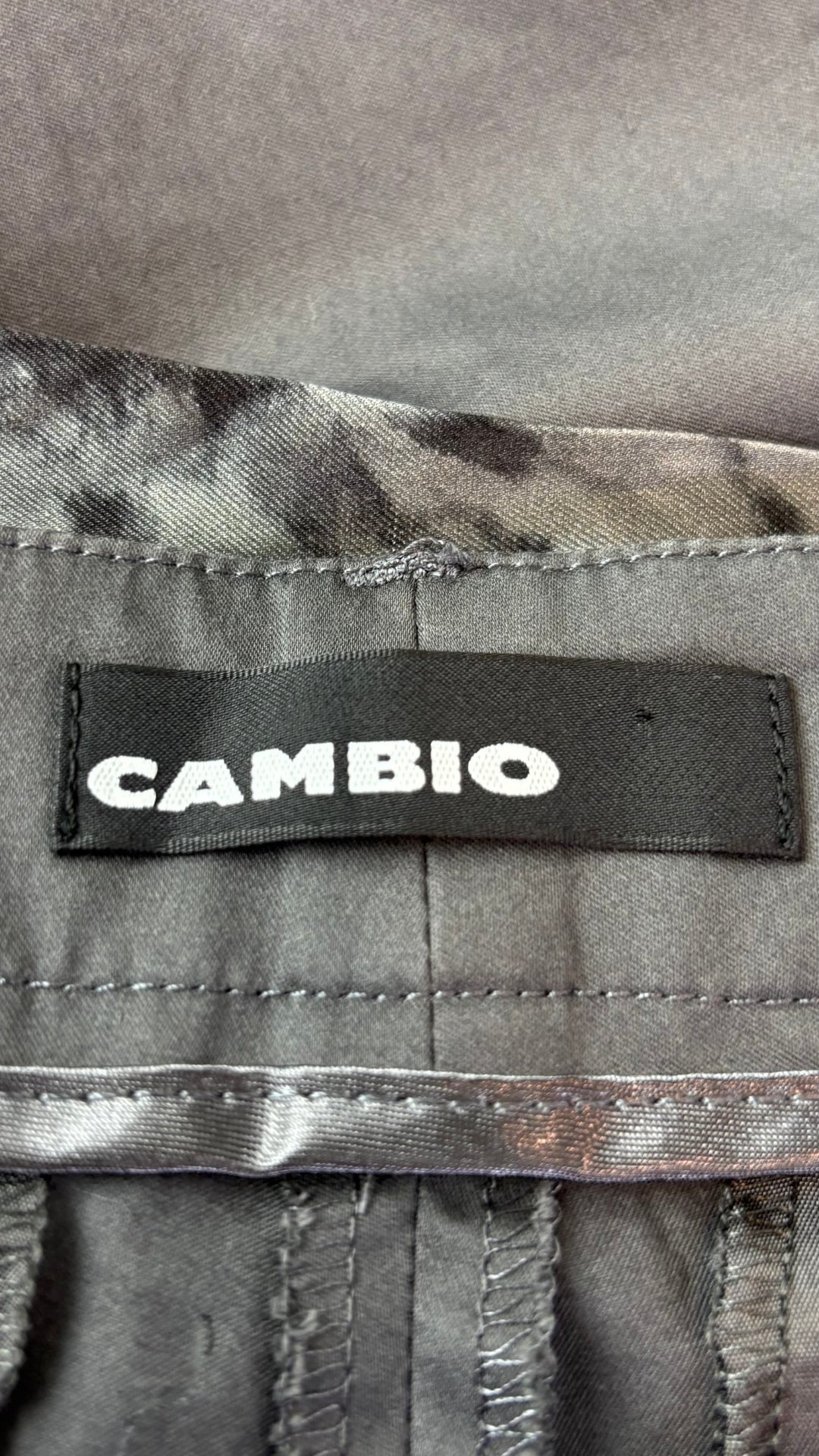 Pantalon en coton gris charcoal avec ceinture foulard Cambio, taille 12. Vue de l'étiquette.