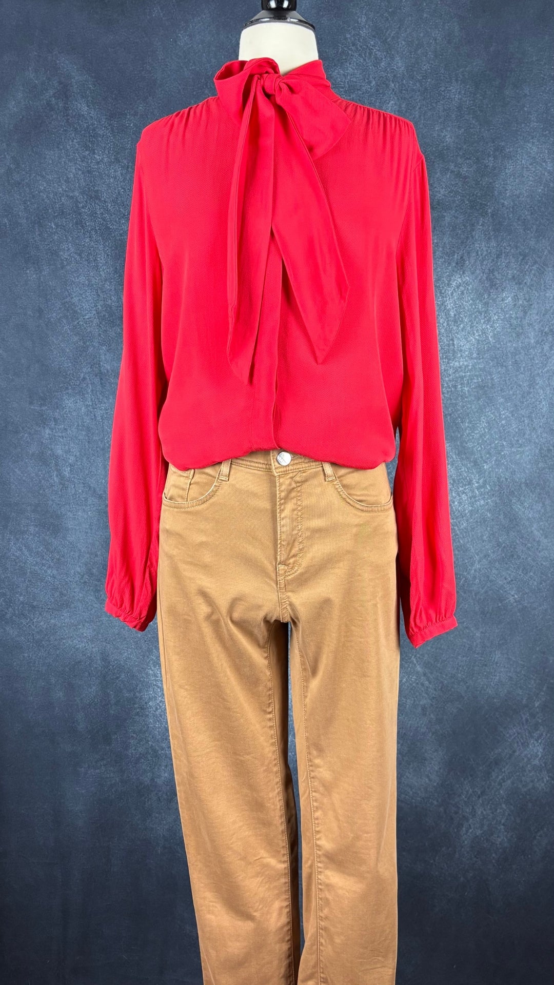 Pantalon coupe classique modèle Mary en tissu Winter Dream de Brax, couleur chameau, taille 27. Vue de l'agencement avec la blouse rouge à col lavallière amovible Brax.