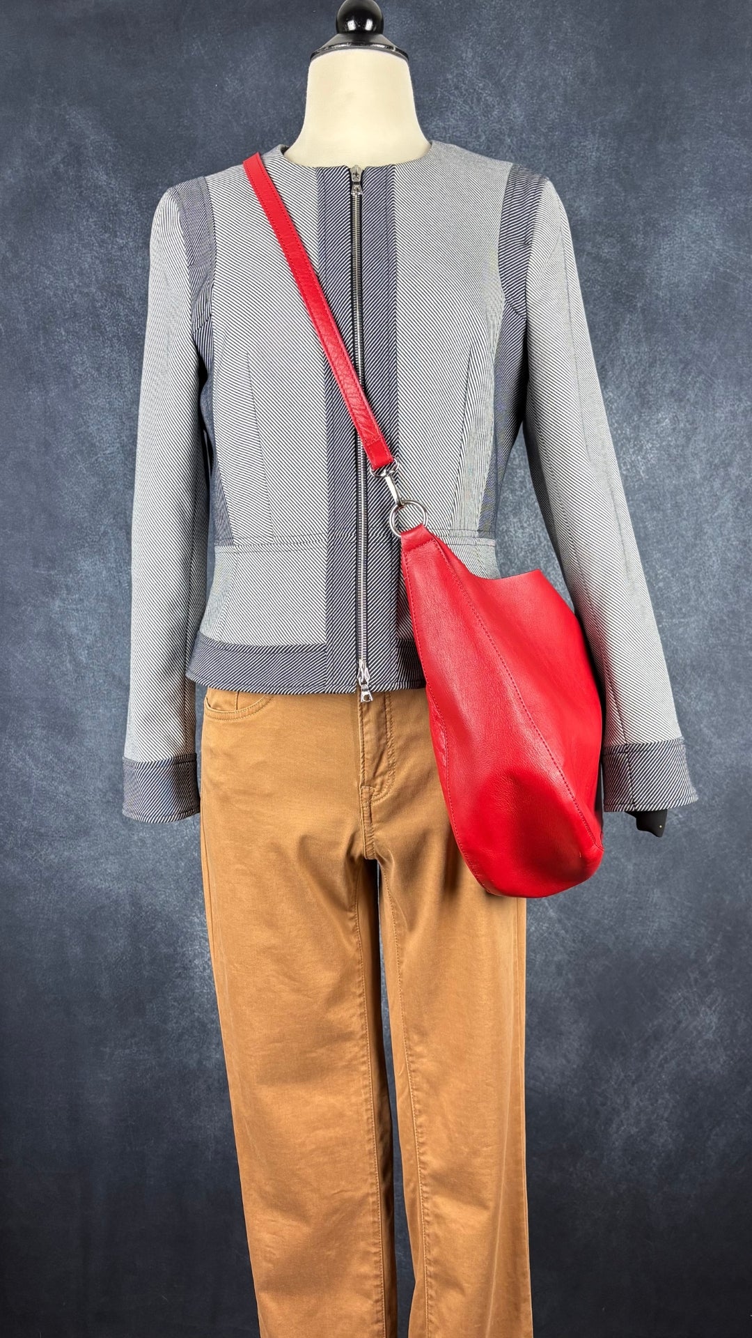 Pantalon coupe classique modèle Mary en tissu Winter Dream de Brax, couleur chameau, taille 27. Vue de l'agencement avec la veste à rayures Judith & Charles et le sac à main en cuir rouge.