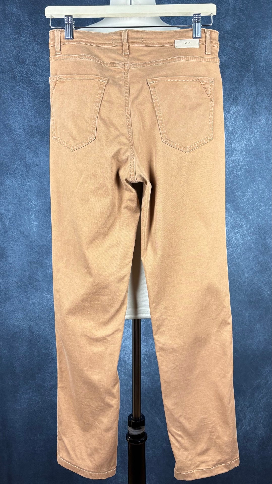 Pantalon coupe classique modèle Mary en tissu Winter Dream de Brax, couleur chameau, taille 27. Vue de dos.