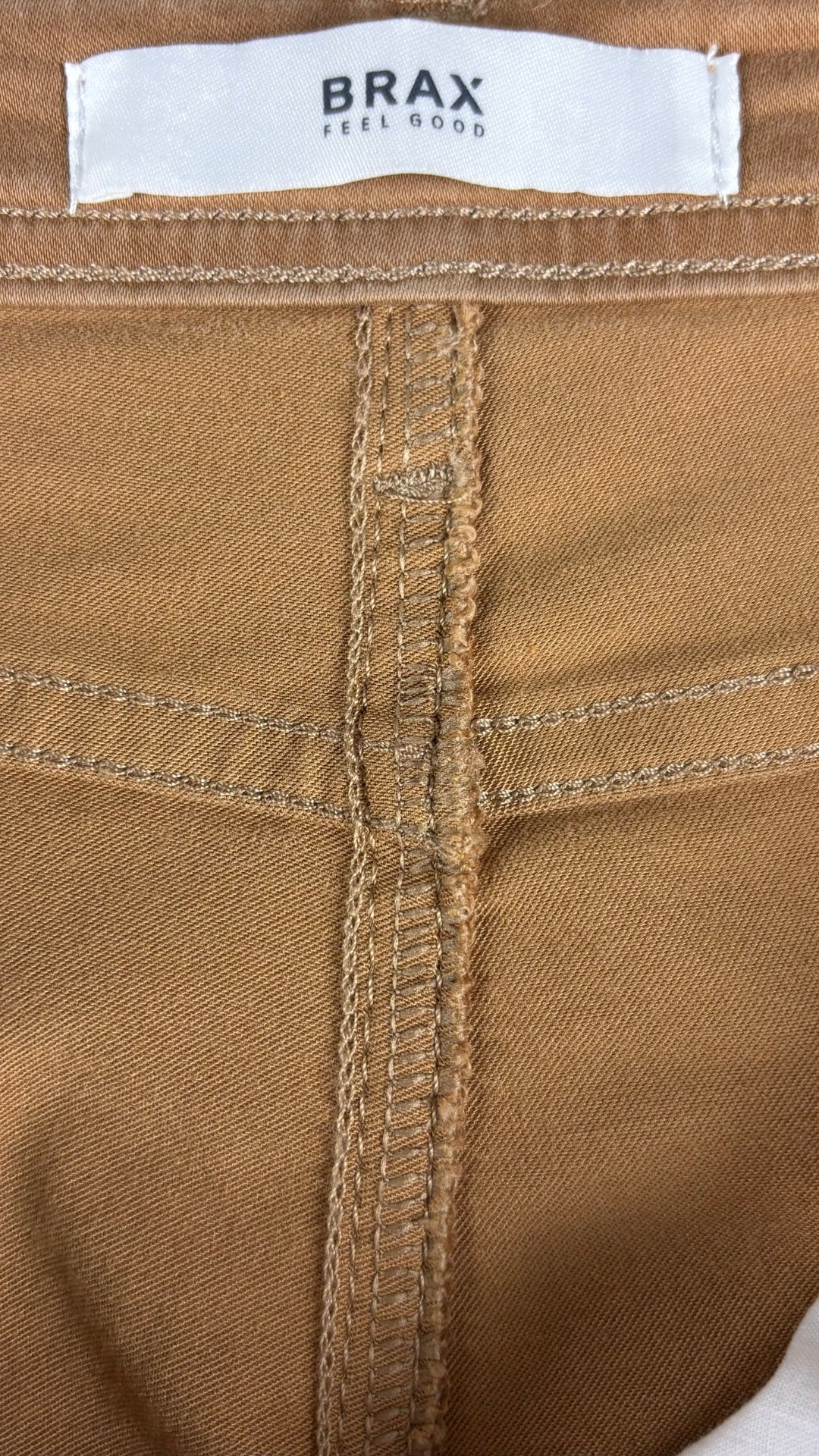 Pantalon coupe classique modèle Mary en tissu Winter Dream de Brax, couleur chameau, taille 27. Vue de l'étiquette.
