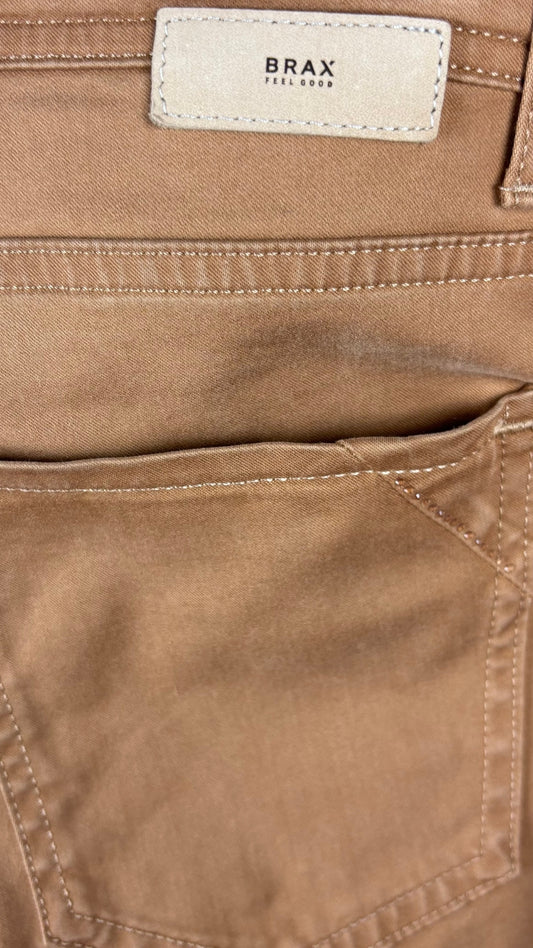 Pantalon coupe classique modèle Mary en tissu Winter Dream de Brax, couleur chameau, taille 27. Vue de la poche arrière.