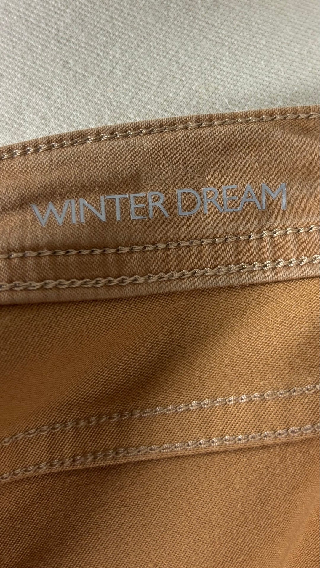 Pantalon coupe classique modèle Mary en tissu Winter Dream de Brax, couleur chameau, taille 27. Vue de près du tissu.