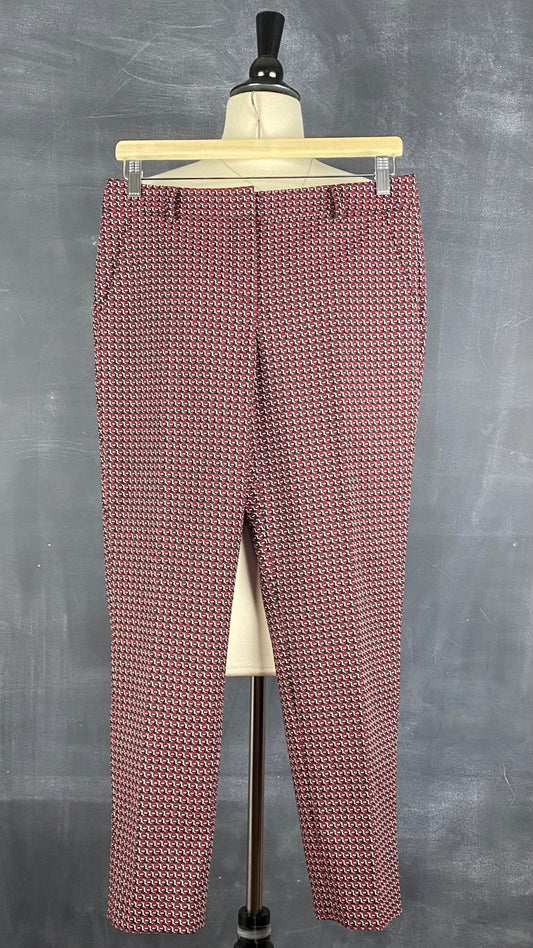 Pantalon coupe droite jacquard à motifs rouge, noir, blanc, Judith & Charles, taille 4. Vue de face.