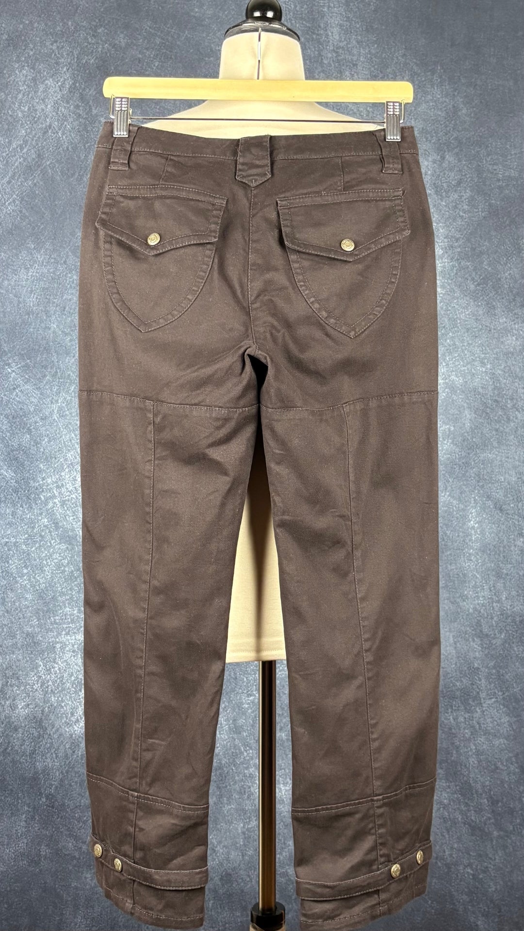 Pantalon court brun foncé Marc Aurel, taille 34 (xs/s). Vue de dos.