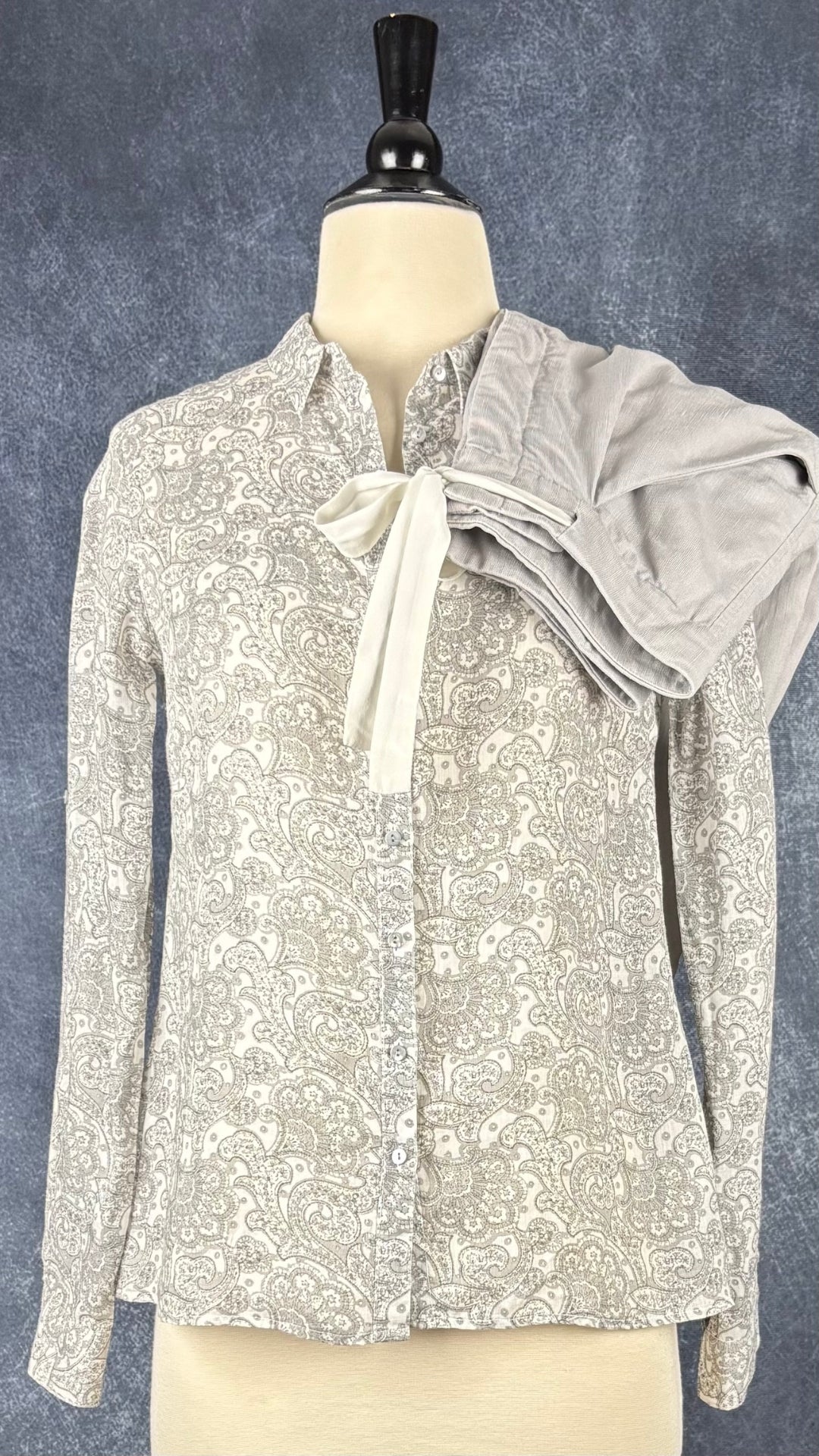 Pantalon court gris pâle en lyocell et lin Wilfred, taille 2. Vue de l'agencement avec le chemisier en ramie à motifs Part Two.