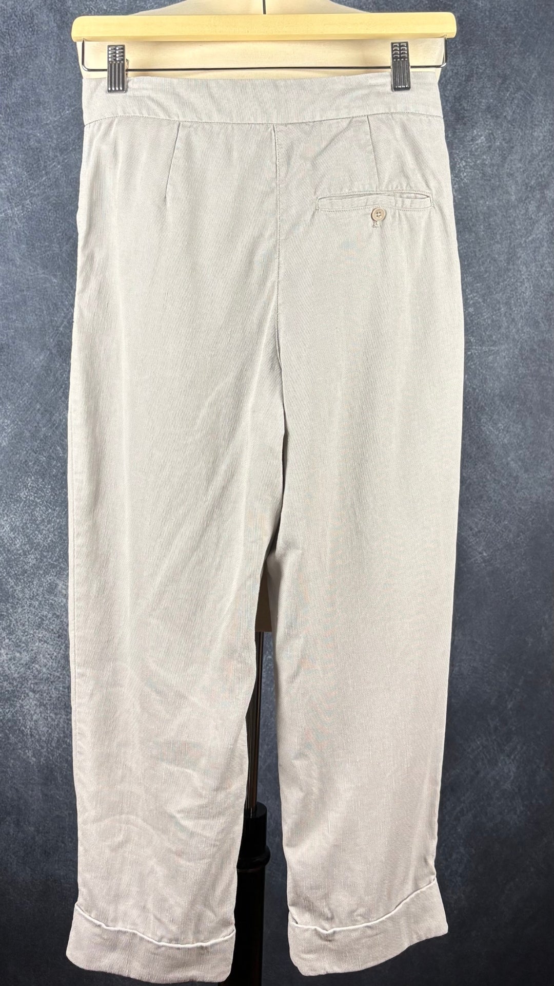 Pantalon court gris pâle en lyocell et lin Wilfred, taille 2. Vue de dos.