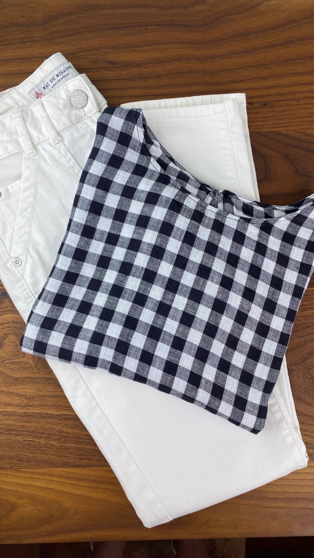 Pantalon crème à jambe droite poches plaquées, Mat de Misaine, taille 34 (xs). Vue d'un agencement avec blouse carreaux vichy Harris Wilson.