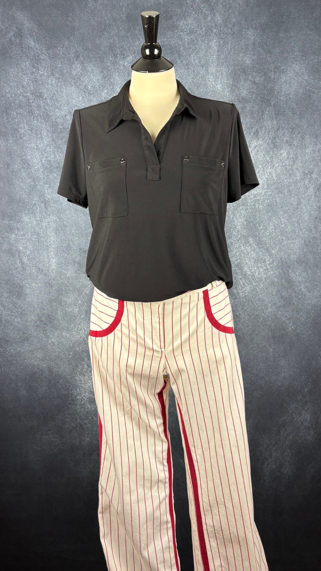 Pantalon crème à rayures rouges Andy The Anh Pow, taille 12. Vue de l'agencement avec le polo noir.