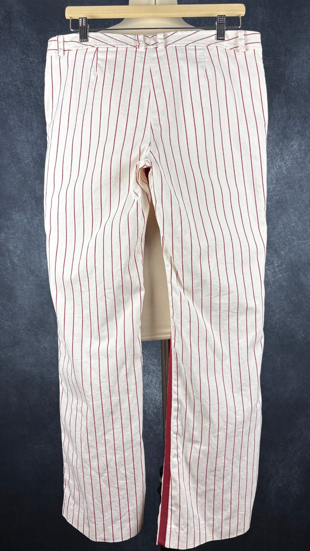 Pantalon crème à rayures rouges Andy The Anh Pow, taille 12. Vue de dos.