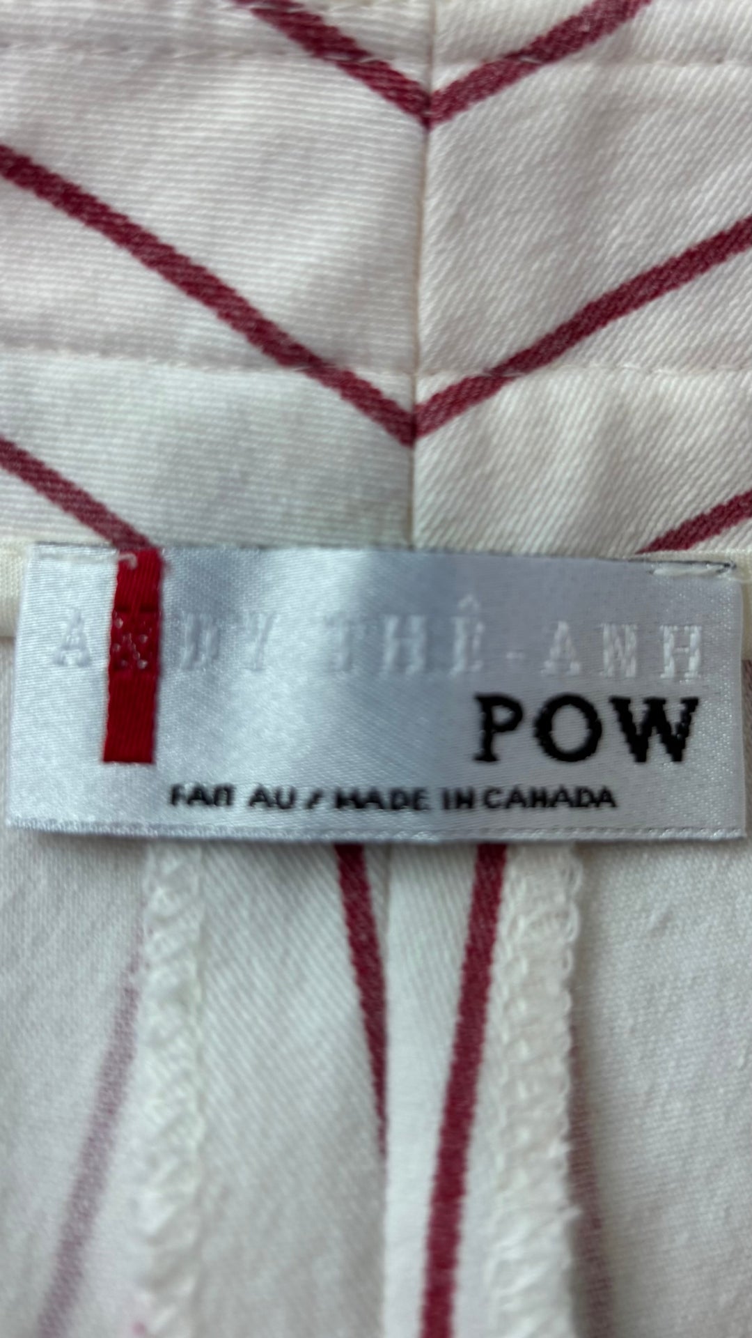 Pantalon crème à rayures rouges Andy The Anh Pow, taille 12. Vue de l'étiquette.