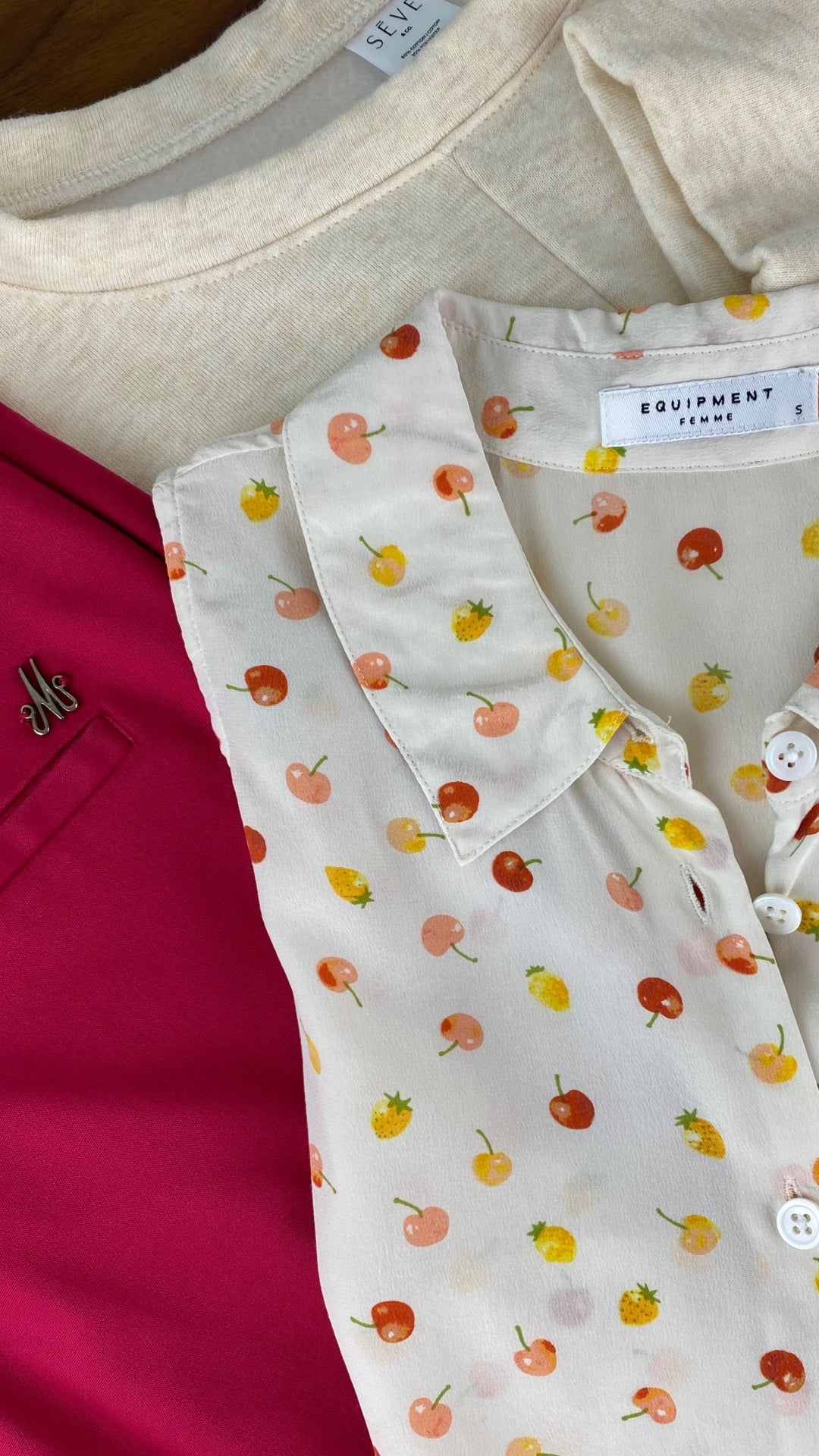 Pantalon écourté rose cerise Mos Mosh, taille 34 (européen - 25-xs). Vue d'un agencement possible avec un coton ouaté Sève&Co. et un chemisier sans manches en soie Equipment.
