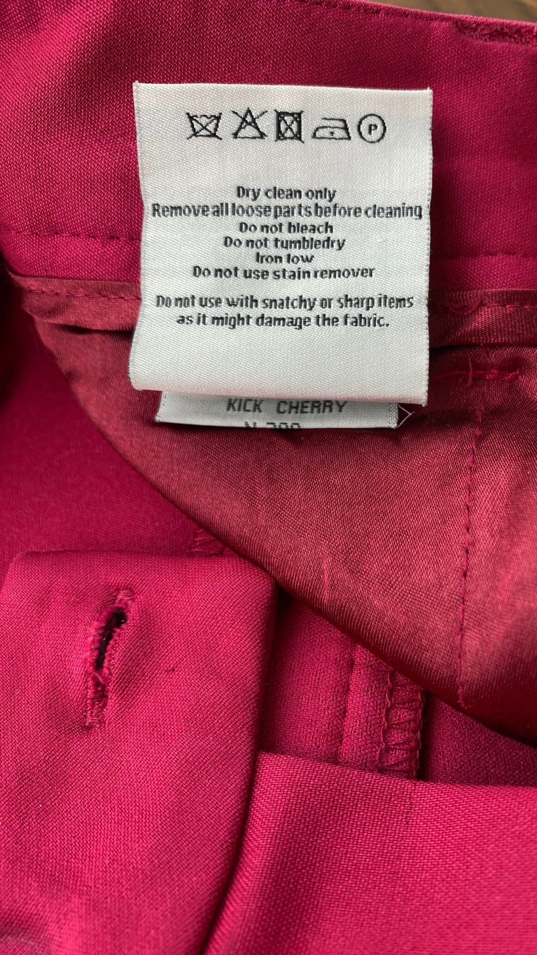 Pantalon écourté rose cerise Mos Mosh, taille 34 (européen - 25-xs). Vue de l'étiquette d'entretien.