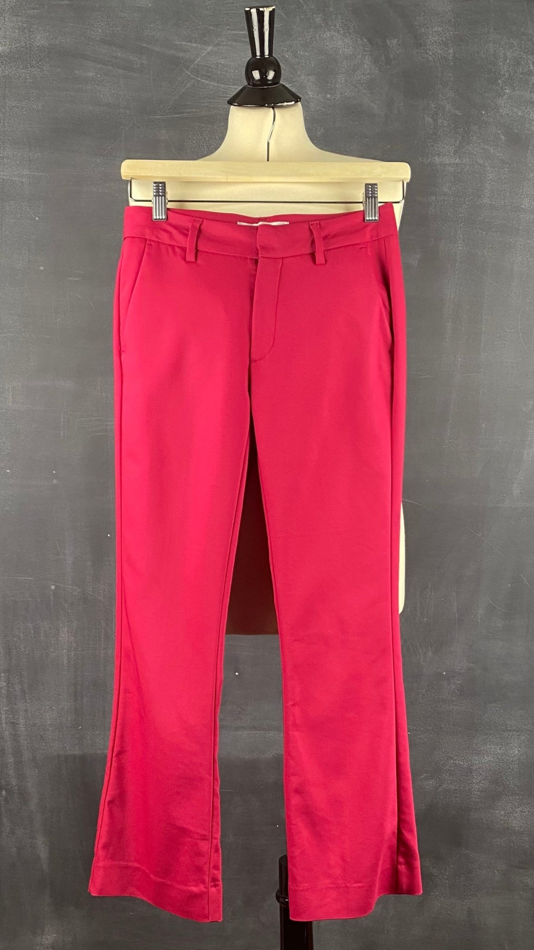 Pantalon écourté rose cerise Mos Mosh, taille 34 (européen - 25-xs). Vue de face.