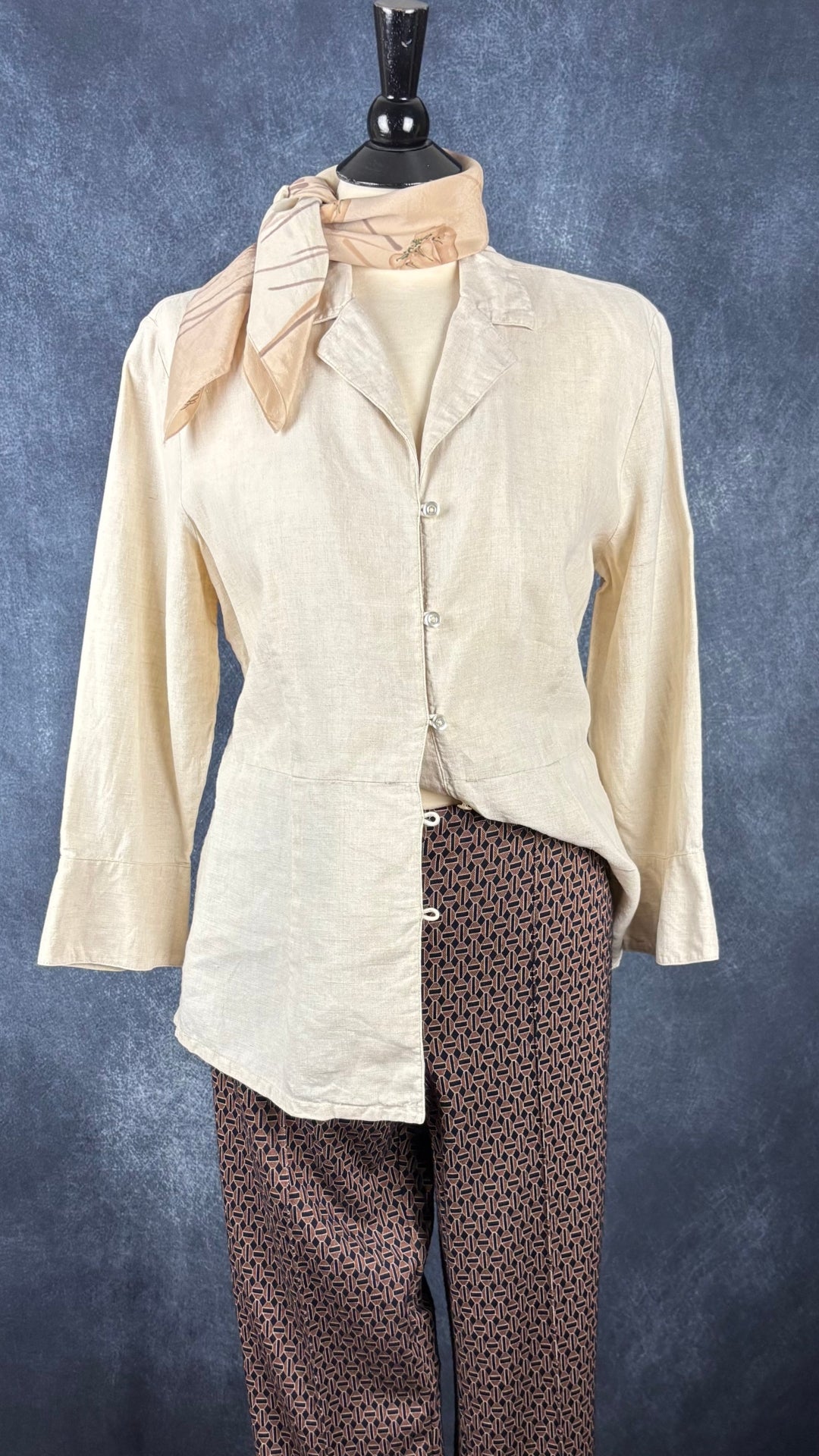 Pantalon extensible à motifs Cambio, taille estimée à large. Vue de l'agencement avec le chemisier en lin naturel et le foulard en soie peint à la main Cléo.