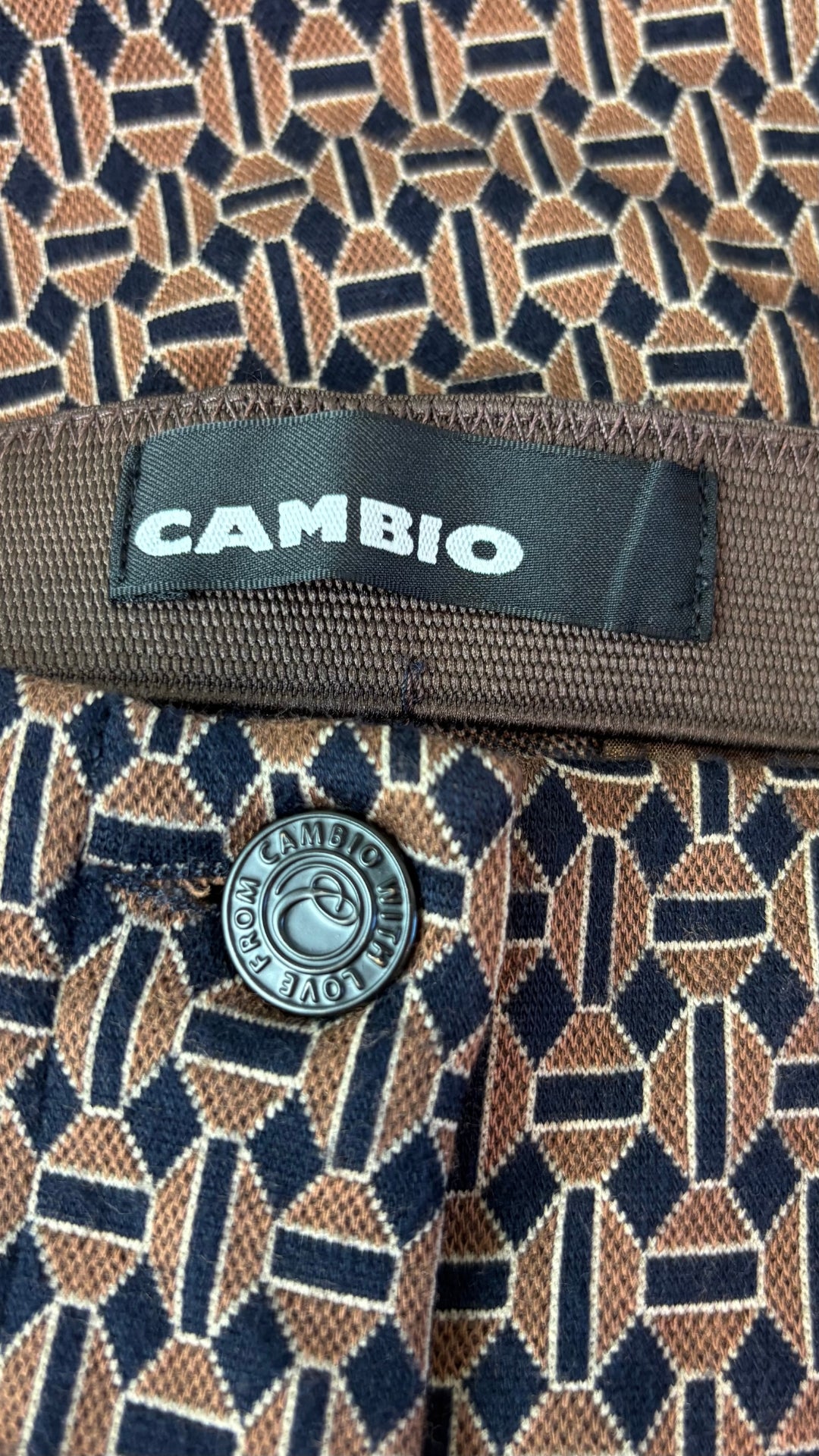 Pantalon extensible à motifs Cambio, taille estimée à large. Vue de l'étiquette.